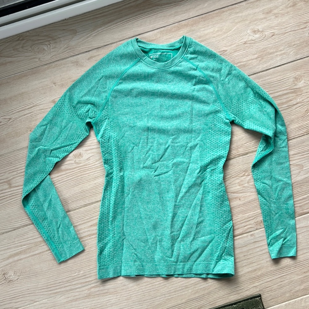 BRAND NEW- FIGS long sleeve, green, athletic top size extra small